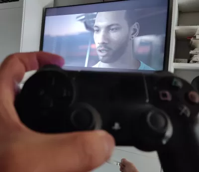 Anthologija tamnih slika: PS4 i PS5 najstrašnije iskustvo : Lik koji govori tokom video interakcije u MAN MENANU